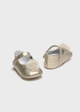 Mayoral Newborn 9792-084 Buty balerinki z pomponami dla noworodka Champagne