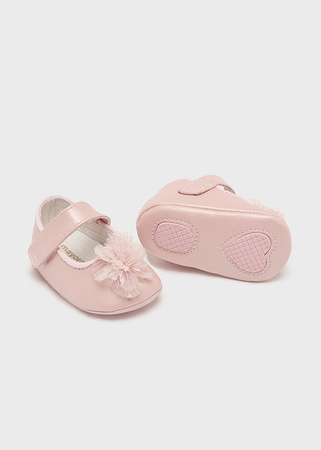 Mayoral Newborn 9630-031 Buty balerinki z pomponami dla noworodka Colorete