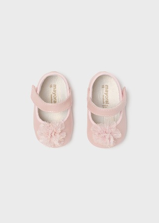 Mayoral Newborn 9630-031 Buty balerinki z pomponami dla noworodka Colorete