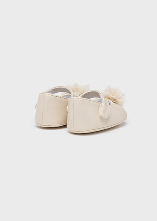 Mayoral Newborn 9630-029 Buty balerinki z pomponami dla noworodka Crema