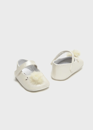 Mayoral Newborn 9792-082 Buty balerinki z pomponami dla noworodka Crudo
