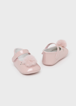 Mayoral Newborn 9792-081 Buty balerinki z pomponami dla noworodka Rubor