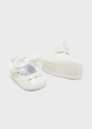 Mayoral Newborn 9631-051 Buty balerinki z kokardką dla noworodka Blanco