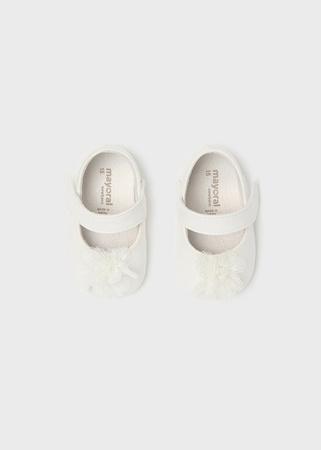 Mayoral Newborn 9630-030 Buty balerinki z pomponami dla noworodka Blanco