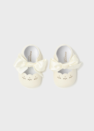 Mayoral Newborn 9631-053 Buty balerinki z kokardką dla noworodka ecru