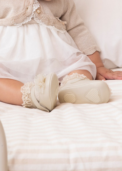 Mayoral Newborn 9630-029 Buty balerinki z pomponami dla noworodka Crema