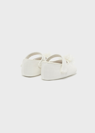 Mayoral Newborn 9630-030 Buty balerinki z pomponami dla noworodka Blanco