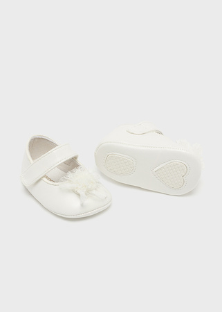 Mayoral Newborn 9630-030 Buty balerinki z pomponami dla noworodka Blanco